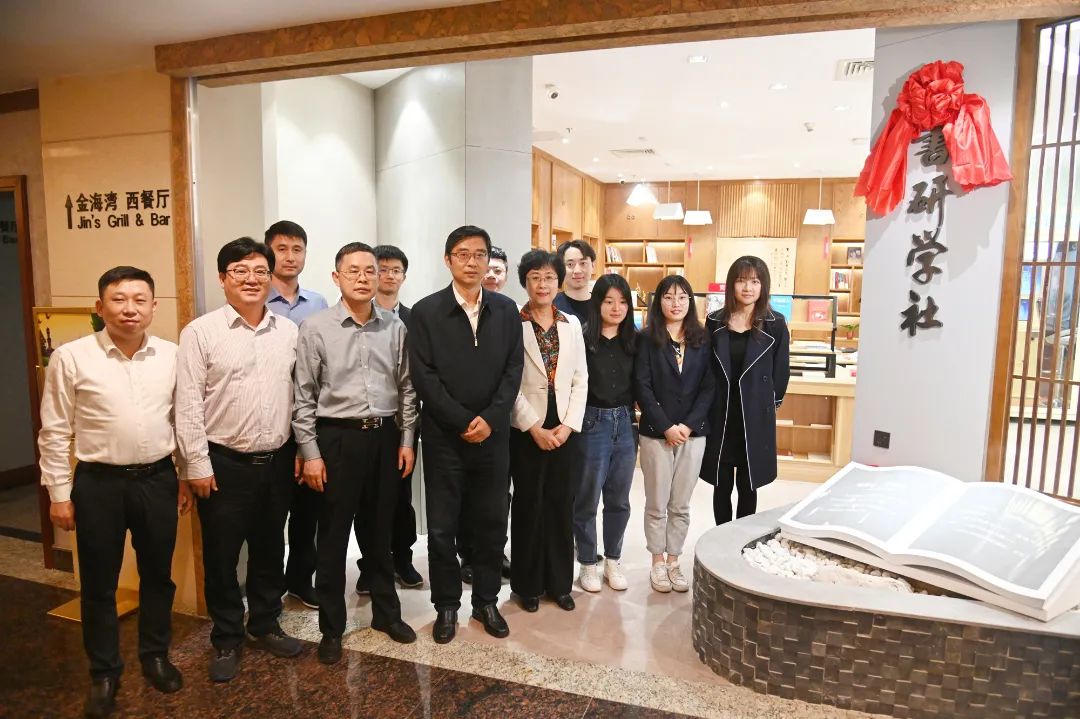 德彩网集团党委举行青年读书活动暨“书研学社”揭牌仪式 德彩网集团党委举行青年读书活动暨“书研学社”揭牌仪式