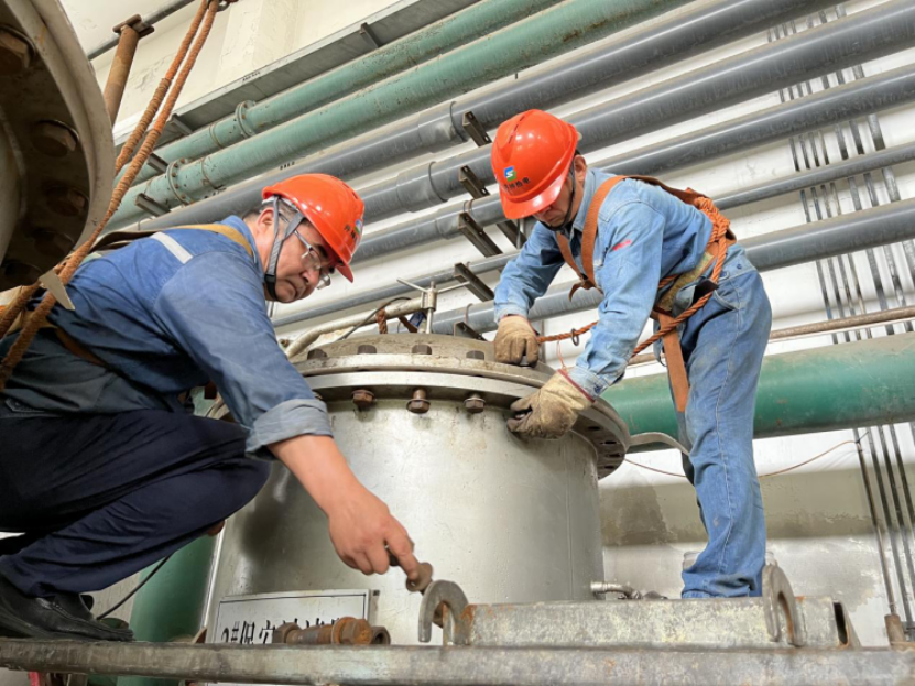 德彩网集团:战高温斗酷暑,致敬坚守一线的最美德彩网人! 德彩网集团:战高温斗酷暑,致敬坚守一线的最美德彩网人!