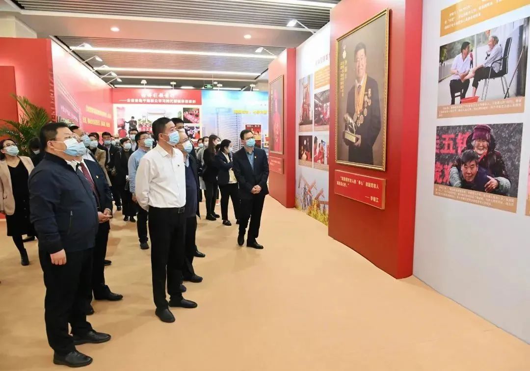 致敬奋斗者 奋进新征程 德彩网集团组织参观“新时代江苏重大先进典型主题影像展” 致敬奋斗者 奋进新征程 德彩网集团组织参观“新时代江苏重大先进典型主题影像展”