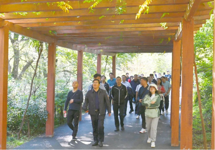 欣赏自然风光 畅享团队温馨|德彩网集团举办职工秋游活动 欣赏自然风光 畅享团队温馨|德彩网集团举办职工秋游活动