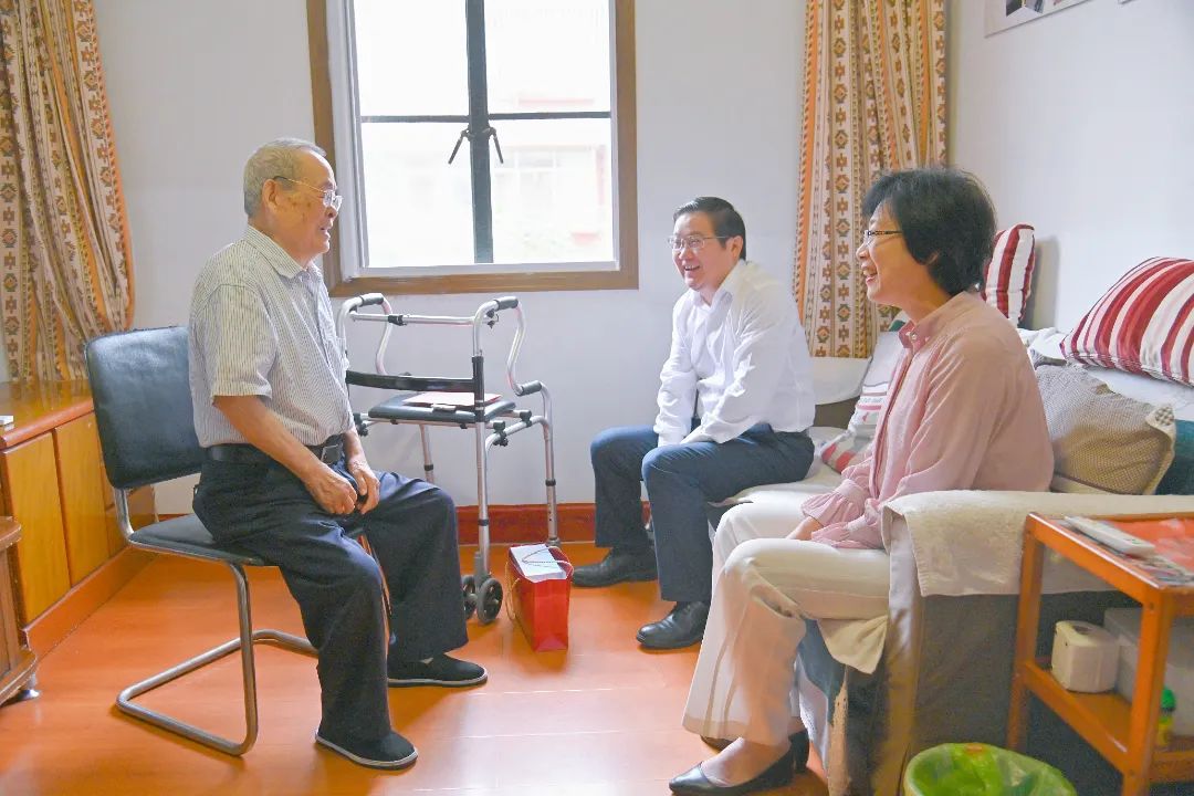 德彩网集团党委开展国庆前走访慰问活动 德彩网集团党委开展国庆前走访慰问活动